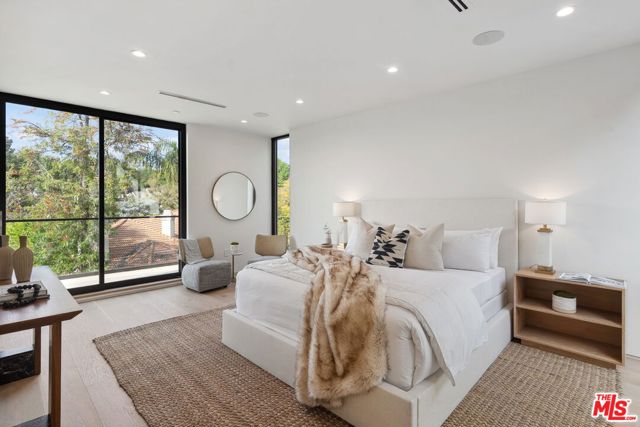 3670 Buena Park Drive, Studio City CA: https://media.crmls.org/mediaz/47872f4b-22da-4708-abd1-33e9606f12fb.jpg