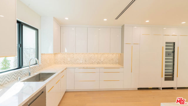 10520 Ashton Avenue, Los Angeles CA: https://media.crmls.org/mediaz/47880e4c-a050-4182-b878-d075e51bac38.jpg