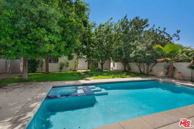 7731 Oak Park Avenue, Lake Balboa CA: https://media.crmls.org/mediaz/4788e302-0285-4f4d-b2f3-b42a7e632d12.jpg