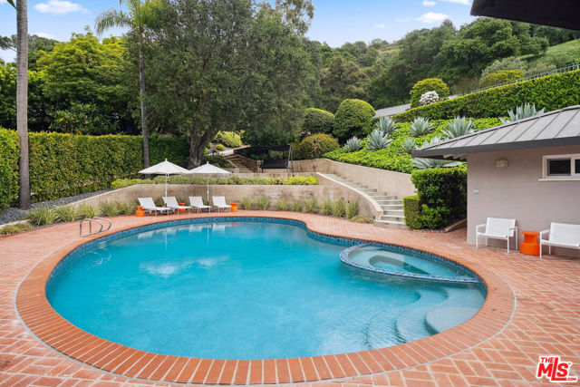 3818 Hollyline Avenue, Sherman Oaks CA: https://media.crmls.org/mediaz/478a0ff1-eac4-4ac2-b0d5-73e9a5dc7e4a.jpg
