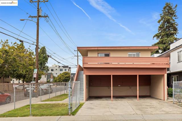 3802 Shafter Ave, Oakland CA: https://media.crmls.org/mediaz/478a7a70-329e-4f78-af5a-30e80beebb5b.jpg