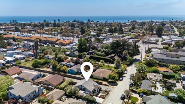 900 35th Avenue, Santa Cruz CA: https://media.crmls.org/mediaz/478b2dee-2f84-440b-96d4-1e1d1d2536e6.jpg