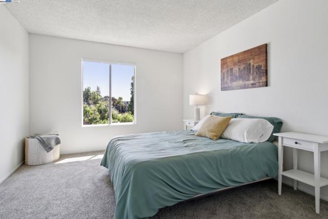 950 Shorepoint Ct, Alameda CA: https://media.crmls.org/mediaz/478b9f54-0b02-4b13-a1d0-f7dc5179cbd9.jpg