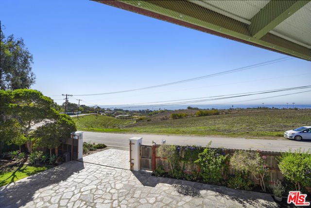 6052 Merritt Drive, Malibu CA: https://media.crmls.org/mediaz/478bd485-9d62-4aa2-b70c-2a9141b9e2a7.jpg