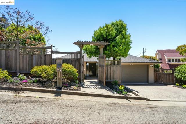 25 Holyrood Manor, Oakland CA: https://media.crmls.org/mediaz/478d1256-4283-4fbd-aa82-abf873a3818d.jpg