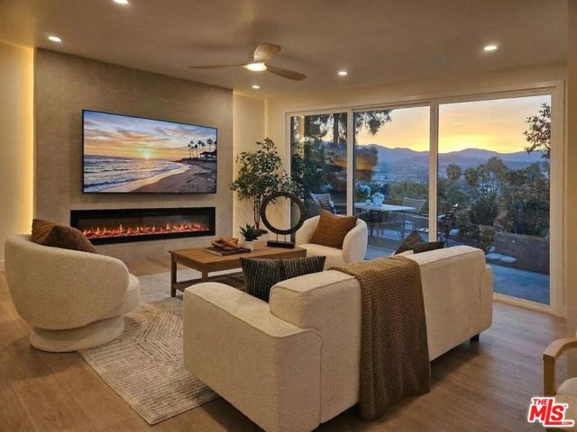 3260 Sagamore Way, Los Angeles CA: https://media.crmls.org/mediaz/478d8bc9-4e07-49f6-b61d-1f5ee47f9e8a.jpg