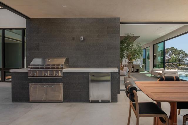 722 Amphitheatre Dr, Del Mar CA: https://media.crmls.org/mediaz/478e0260-8c2d-4939-ba7e-ff9c9c30fb5c.jpg