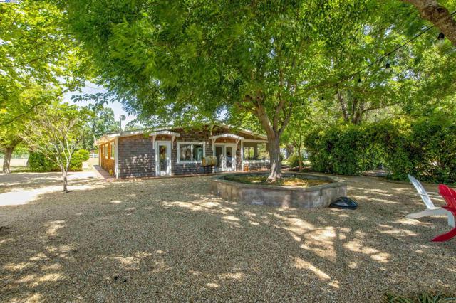 2051 Dollarhide Rd,  CA: https://media.crmls.org/mediaz/478e842e-2396-40bf-a211-00196a17580e.jpg