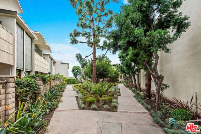 4801 La Villa Marina, Marina del Rey CA: https://media.crmls.org/mediaz/478f870f-afa5-4dc6-8e66-79bec7e1f673.jpg