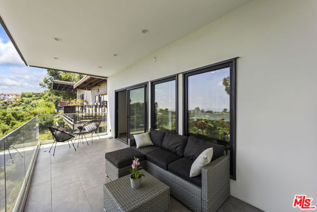 8960 Crescent Drive, Los Angeles CA: https://media.crmls.org/mediaz/47906dd6-fbc0-421d-8dc6-85a604036c24.jpg