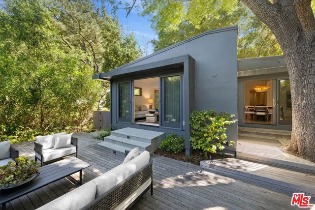 8811 Wonderland Avenue, Los Angeles CA: https://media.crmls.org/mediaz/47916e84-4220-4f4d-8a2b-532ea710bfa6.jpg