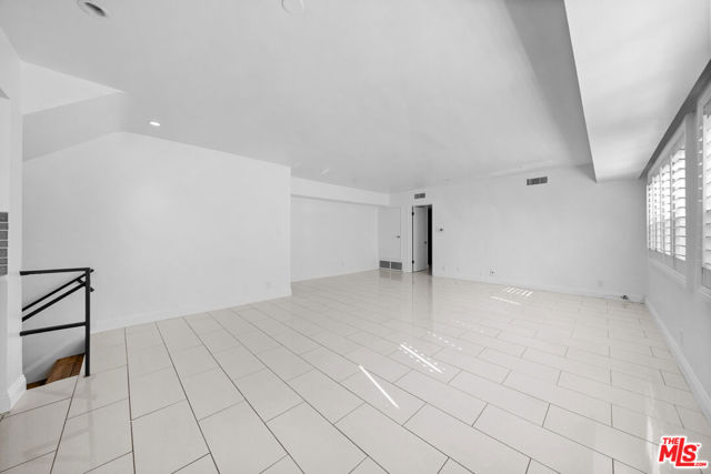 148 S Reeves Drive, Beverly Hills CA: https://media.crmls.org/mediaz/4791fce8-c27f-4924-b139-4d1690bb1571.jpg