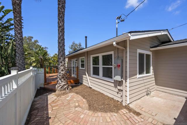 3675 Herbert St, San Diego CA: https://media.crmls.org/mediaz/47933d43-eb36-485d-89b3-f3bb6c62f74f.jpg