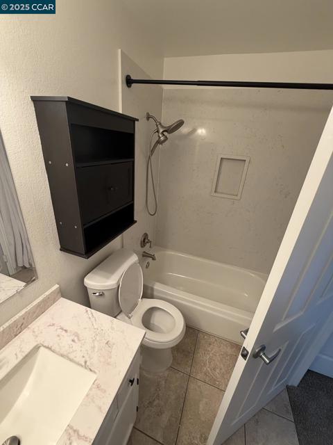 105 Via Cabrera Ln, Martinez CA: https://media.crmls.org/mediaz/479368a1-5955-417e-9d75-40d7308a5138.jpg