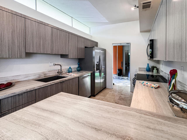 189 Desert Lakes Drive, Palm Springs CA: https://media.crmls.org/mediaz/4793af4f-e6d1-4811-8a55-b884fcbf8737.jpg