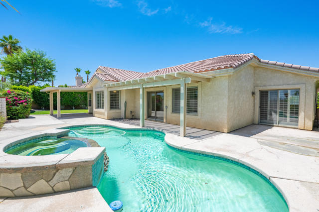 44950 Calle Santa Barbara, La Quinta CA: https://media.crmls.org/mediaz/47942bdf-df7b-4137-81d9-a1788d7de099.jpg