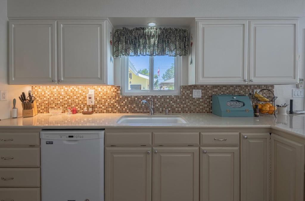 https://media.crmls.org/mediaz/47949336-205b-4bb5-b1f6-34f394a1407a.jpg?preset=X-Large