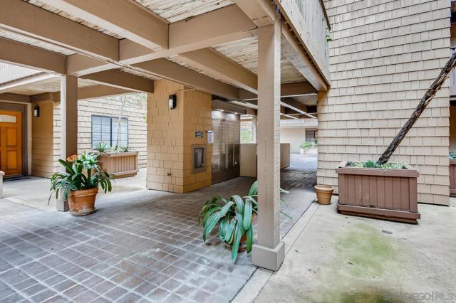 8870 Villa La Jolla Dr, La Jolla CA: https://media.crmls.org/mediaz/479546a5-262e-400e-bfa3-c136ebf1f1c2.jpg