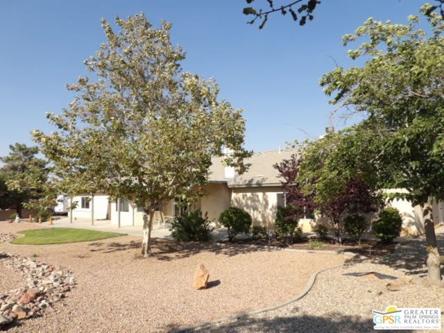 6950 Oak View Court, Oak Hills CA: https://media.crmls.org/mediaz/4795b8ea-7622-4a69-88af-9c9d696a8cc8.jpg
