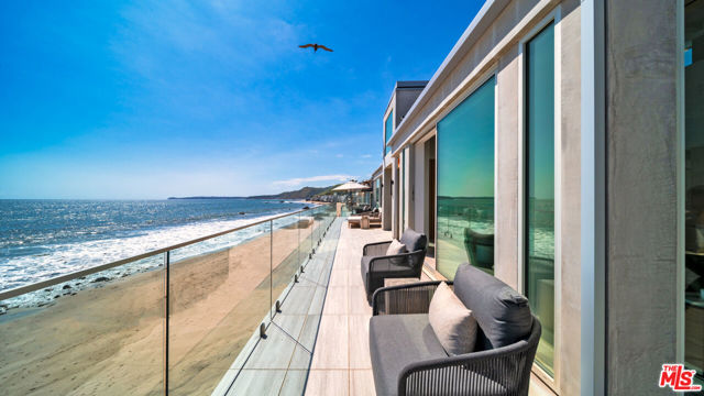 24572 Malibu Road, Malibu CA: https://media.crmls.org/mediaz/47961466-757e-42fc-8195-1fa888f8e639.jpg