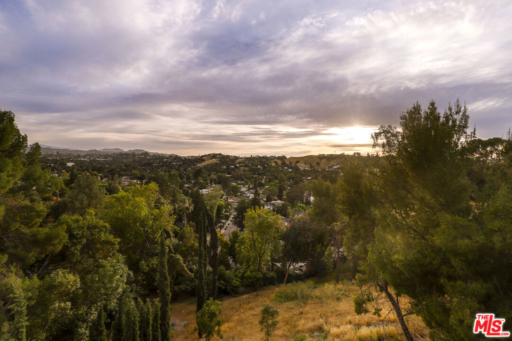 https://media.crmls.org/mediaz/479721dd-84c6-418d-b564-29648b876c62.jpg?preset=X-Large