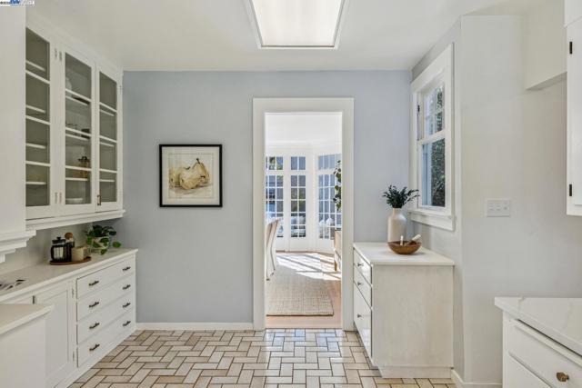 5811 Romany, Oakland CA: https://media.crmls.org/mediaz/47991260-8c62-46a7-a070-c48224e30776.jpg