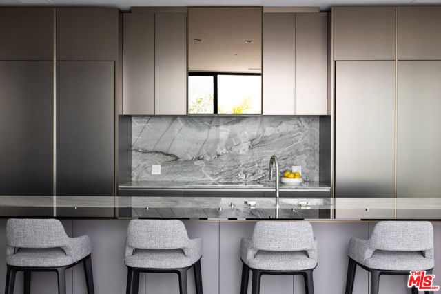 9405 Sierra Mar Place, Los Angeles CA: https://media.crmls.org/mediaz/479961fd-7516-47b7-9173-7aeed1c175ec.jpg