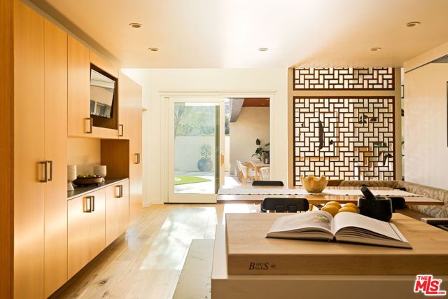 5284 Los Diegos Way, Los Angeles CA: https://media.crmls.org/mediaz/479a5a8b-b7f5-4724-a829-c7378fbe20db.jpg