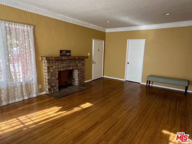 560 N Irving Boulevard, Los Angeles CA: https://media.crmls.org/mediaz/479b11dc-7f9b-4af7-9318-c5bffb240e5c.jpg