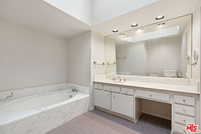 10106 Empyrean Way, Los Angeles CA: https://media.crmls.org/mediaz/479b15ac-5736-44e4-b979-9fb8dac25061.jpg