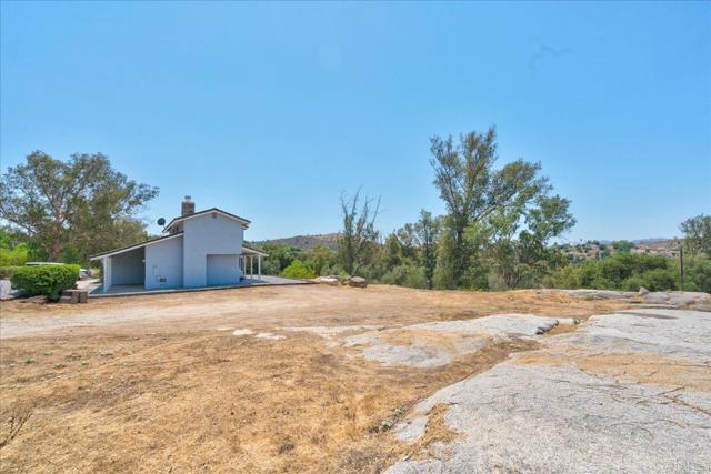 18434 Ramona View Drive, Ramona CA: https://media.crmls.org/mediaz/479b2578-0cdd-4c02-b1e7-13cae63eac4b.jpg