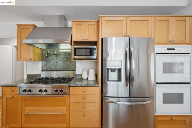 6141 Broadway Ter, Oakland CA: https://media.crmls.org/mediaz/479b351b-bad9-4d09-8c8a-d982314c75b4.jpg