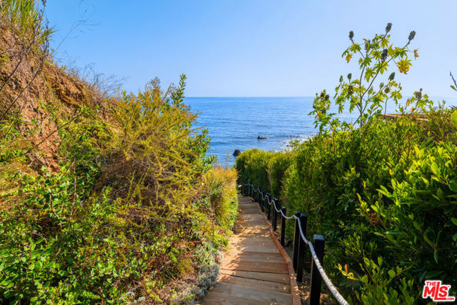 32804 Pacific Coast Highway, Malibu CA: https://media.crmls.org/mediaz/479b4129-e445-48e2-8292-948cf9c09547.jpg