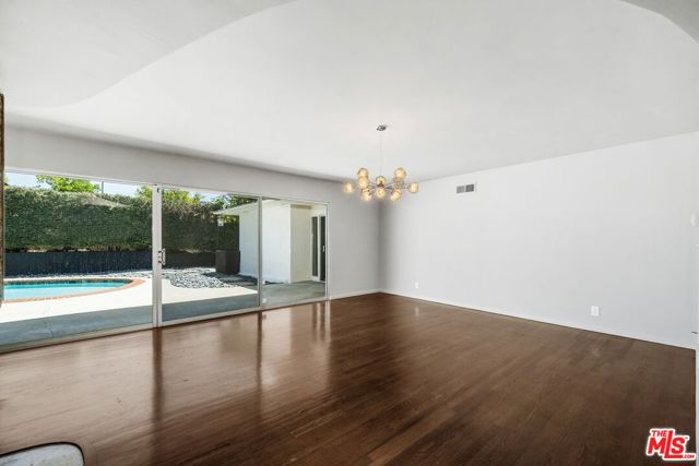 6616 Wooster Avenue, Los Angeles CA: https://media.crmls.org/mediaz/479c5dee-bc58-4816-9fab-c0ae60e49253.jpg