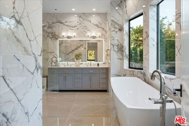 4351 Vanalden Avenue, Tarzana CA: https://media.crmls.org/mediaz/479ca518-5037-4400-9071-8b323253134e.jpg