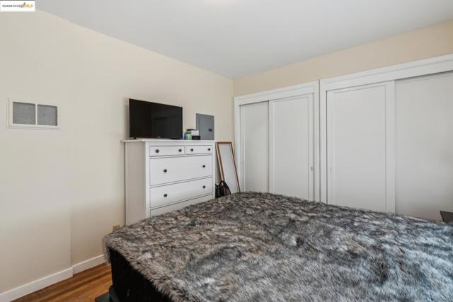 688 Alcatraz Ave, Oakland CA: https://media.crmls.org/mediaz/479cffc3-3acd-403f-b807-e5678c101d20.jpg