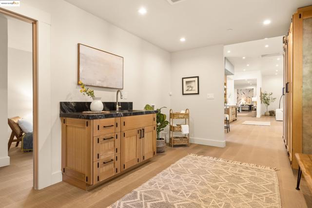 30 Lincolnshire Dr, Oakland CA: https://media.crmls.org/mediaz/479dd33e-21fb-4294-aba3-1c925df60aad.jpg