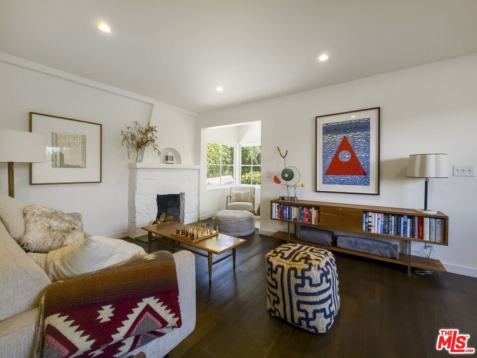 https://media.crmls.org/mediaz/479f7f8d-0f1c-458c-bab8-13bf16c92c07.jpg?preset=X-Large