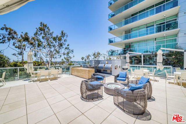 13700 Marina Pointe Drive, Marina del Rey CA: https://media.crmls.org/mediaz/47a06c29-888d-45f6-8d30-5d19dbe7b72b.jpg