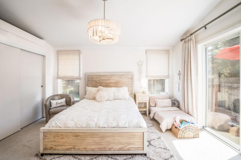 https://media.crmls.org/mediaz/47a14520-fb40-4092-ab17-59918960b895.jpg?preset=X-Large