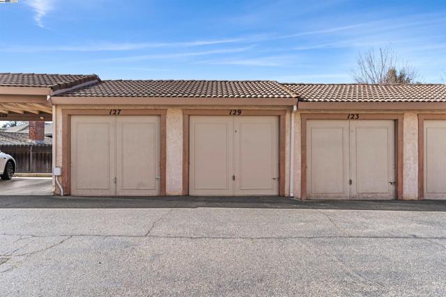 129 Ray St, Pleasanton CA: https://media.crmls.org/mediaz/47a1a29a-4e07-42e5-9adc-8b157aff265a.jpg
