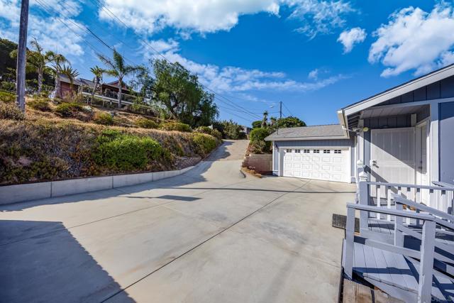 1180 Evelyn St, San Diego CA: https://media.crmls.org/mediaz/47a1c55a-1c60-4149-9d62-7b6f0b6b19bb.jpg