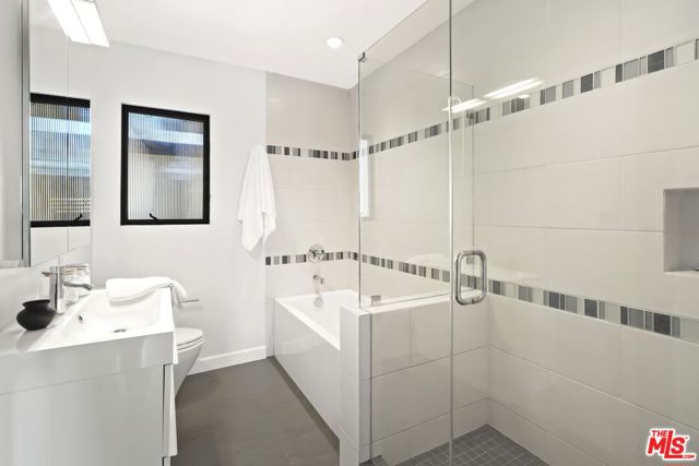 3838 Buena Park Drive, Studio City CA: https://media.crmls.org/mediaz/47a30d34-bcc9-41c3-bc2f-46420c7ac144.jpg