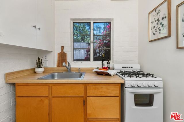 10431 Seabury Lane, Los Angeles CA: https://media.crmls.org/mediaz/47a35869-e410-4e2f-8c4f-1f2744cdfce1.jpg