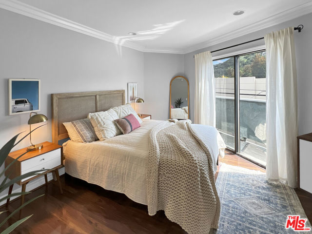 4211 Arch Drive, Studio City CA: https://media.crmls.org/mediaz/47a3839f-d345-48b1-b525-e1c8458e9a9b.jpg