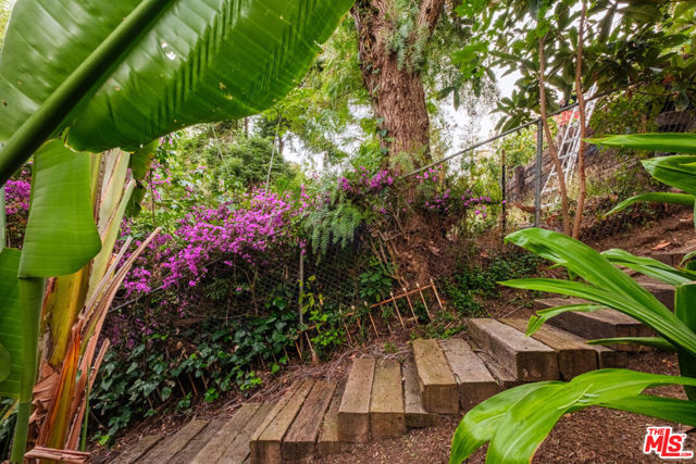 980 Oneonta Drive, Los Angeles CA: https://media.crmls.org/mediaz/47a4111c-0203-40f3-a4be-ce3e75852ed2.jpg