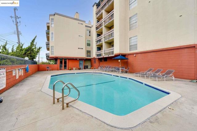 500 Vernon ST, Oakland CA: https://media.crmls.org/mediaz/47a5c479-d488-469f-863b-6a78284bd18d.jpg