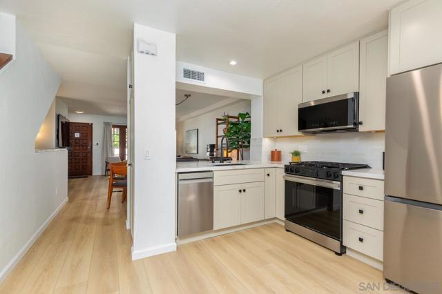 8666 Villa La Jolla Dr, La Jolla CA: https://media.crmls.org/mediaz/47a62c58-4674-43d5-b854-8e357abd6b90.jpg