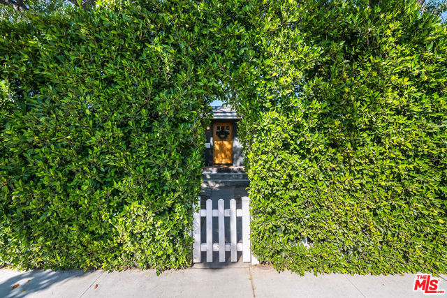 1100 N Ontario Street, Burbank CA: https://media.crmls.org/mediaz/47a869fb-6588-4421-875d-13a2a34660ee.jpg
