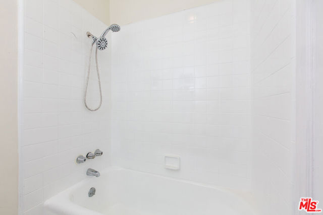 181 S Sycamore Avenue, Los Angeles CA: https://media.crmls.org/mediaz/47a8d5a0-186b-4f40-9b14-d0b154859827.jpg